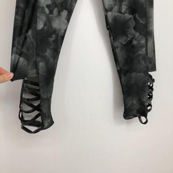 Onzie Capri Yoga Weave leggings in grey black petunia print SP cross cross hems - Picture 12 of 16